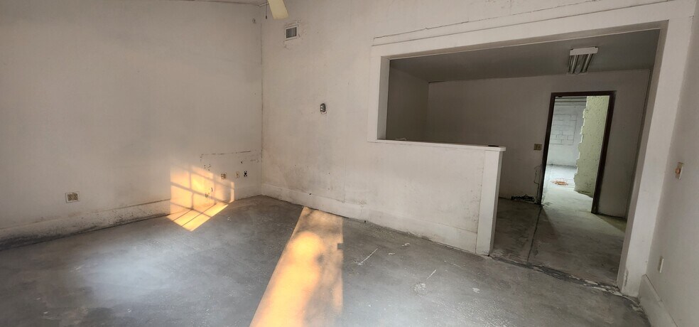 More Photos Of 284 S Center St, Pierson Auto Repair For Lease