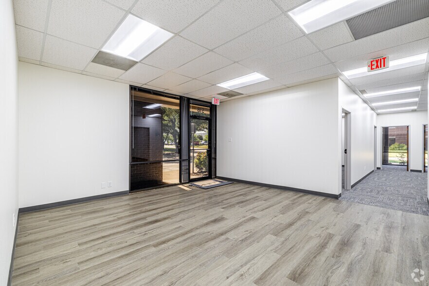 More Photos Of 2307 Springlake Rd, Farmers Branch Unknown For Lease