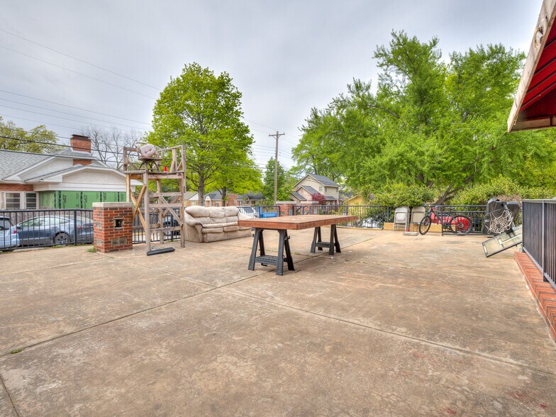 More Photos Of 702 S Lahoma Ave, Norman Dormitory For Sale