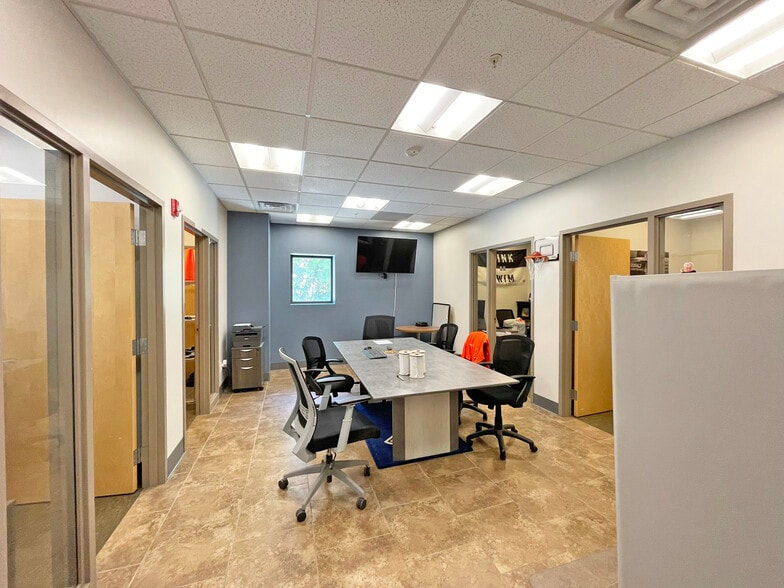 More Photos Of 669 E Industrial Park Dr, Manchester Light Manufacturing For Lease