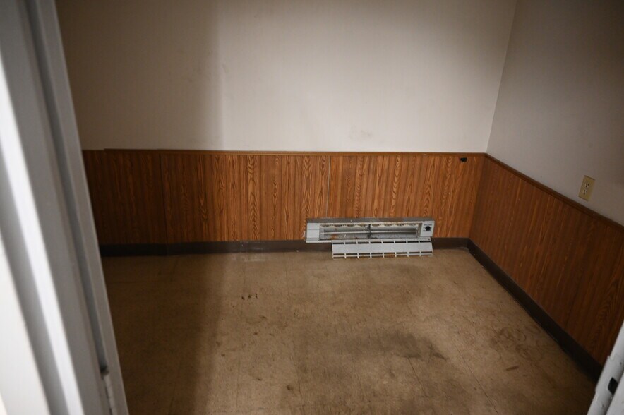 More Photos Of 2300 Claremont Ave, Ashland Freestanding For Lease