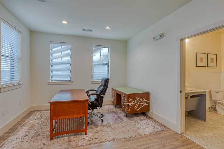 More Photos Of 210 E Church St, Weatherford Office Residential For Lease