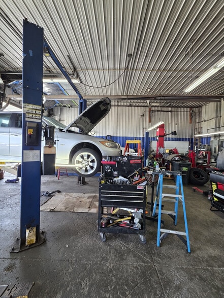 More Photos Of 6401 Thompson Rd, Syracuse Auto Repair For Lease
