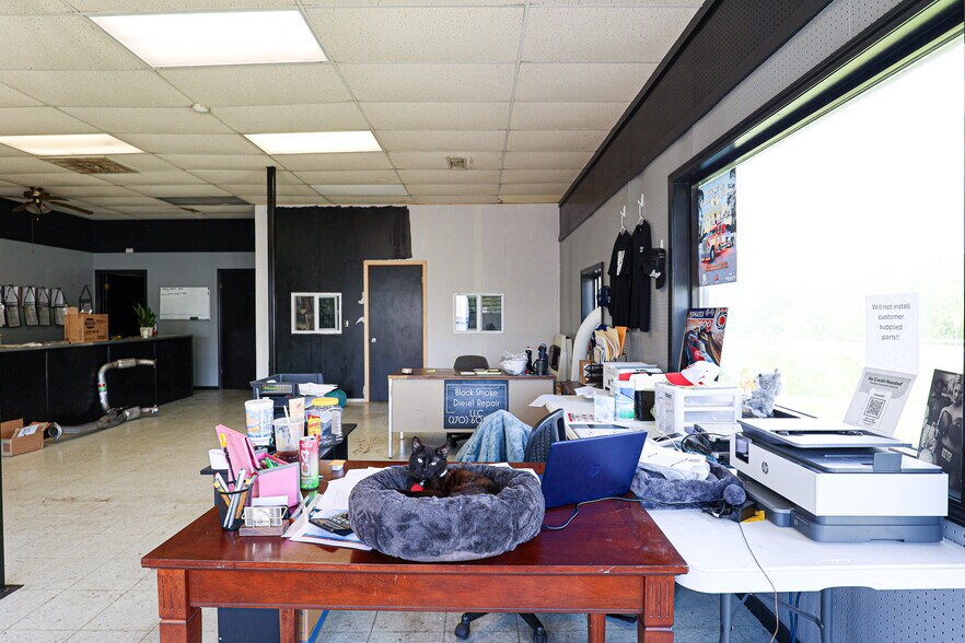 More Photos Of 430 US-62 E, Eddyville Auto Repair For Sale