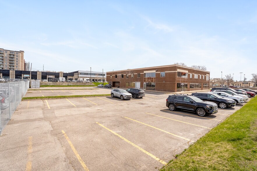More Photos Of 4505 Boul Métropolitain E, Montréal Office For Sale