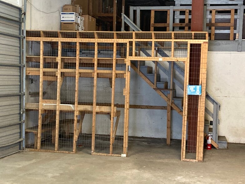 More Photos Of 1413 Illinois Ave, Kansas City Warehouse For Lease