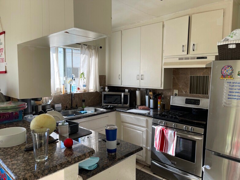 More Photos Of 7454 Haskell Ave, Van Nuys Apartments For Sale