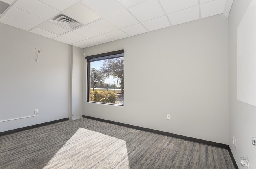 More Photos Of 595-605 E US Highway 80 E, Sunnyvale Research And Development For Lease