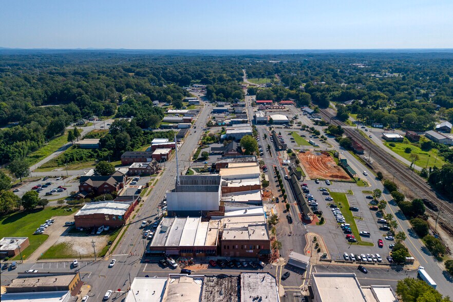 More Photos Of 118-124 N Townville St, Seneca Storefront For Sale