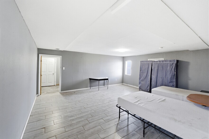 More Photos Of 606 Romero St, Belen Flex For Sale