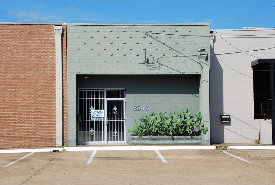 More Photos Of 2547 Farrington St, Dallas Light Distribution For Lease