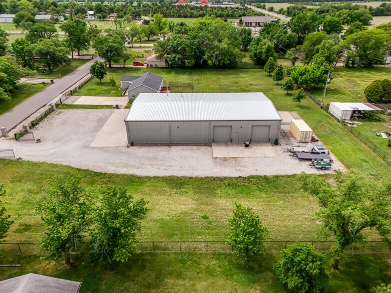 More Photos Of 2325 S Crest St, Wichita Warehouse For Sale