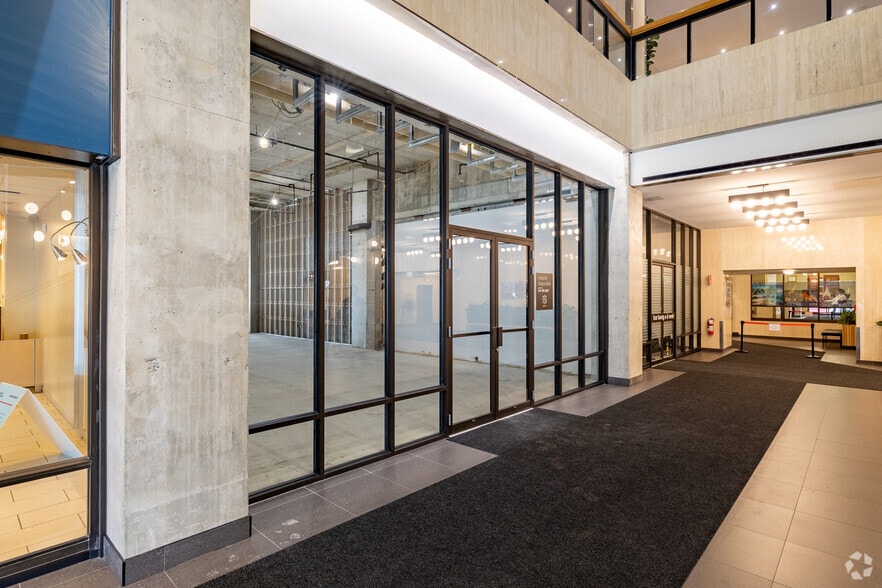 More Photos Of 555 Rue Chabanel O, Montréal Office For Sale
