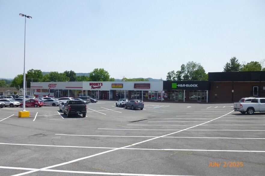 Primary Photo Of 1103-1115 N Roan St, Johnson City Supermarket For Sale