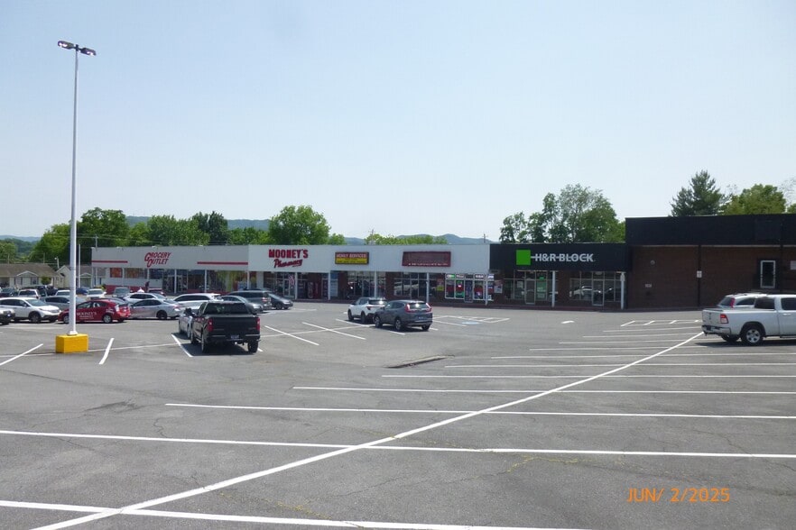 Primary Photo Of 1103-1115 N Roan St, Johnson City Supermarket For Sale