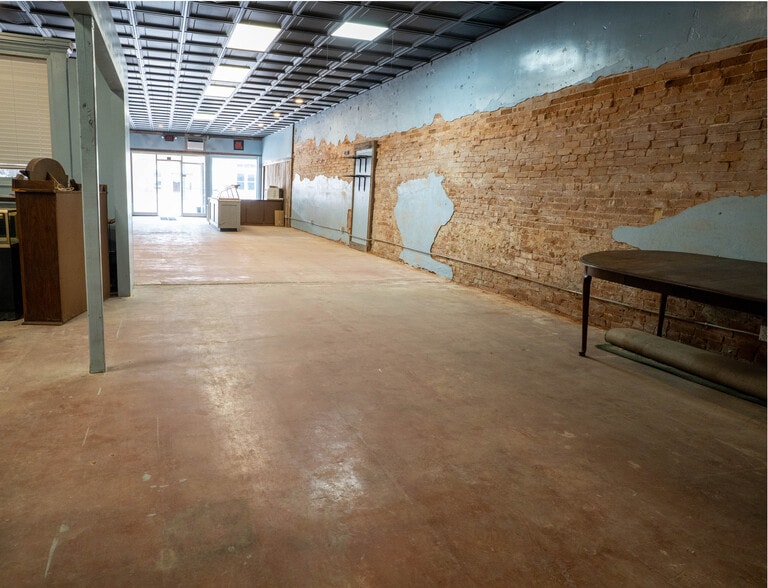 More Photos Of 110 E Clark St, Bartlett General Retail For Sale