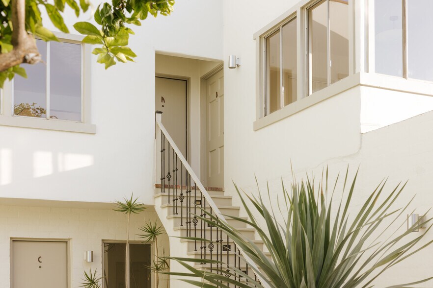 More Photos Of 2218 Pico Blvd, Santa Monica General Retail For Sale