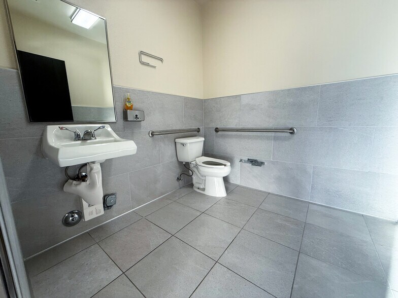 More Photos Of 301 N Pecos Rd, Henderson Medical For Lease