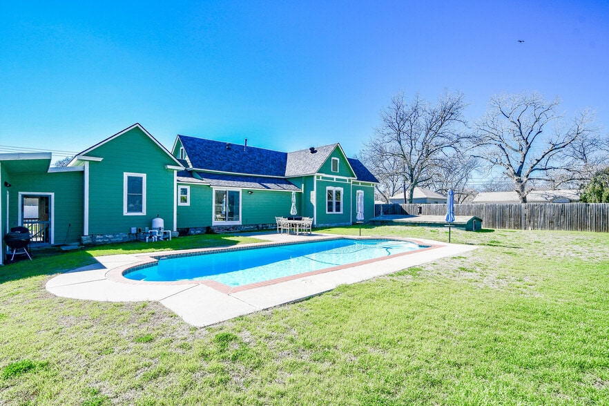 More Photos Of 512 N Travis St, Granbury Hospitality For Sale