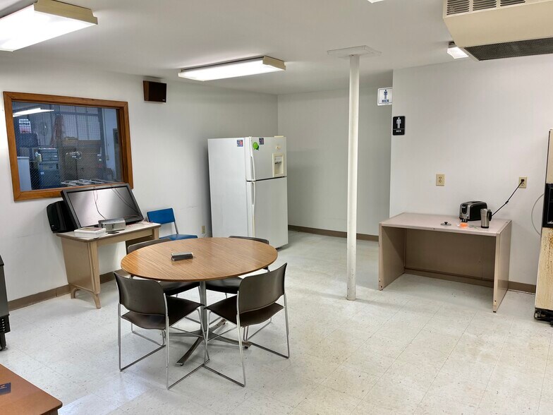 More Photos Of 1401 W Center St, Warsaw Light Distribution For Sale