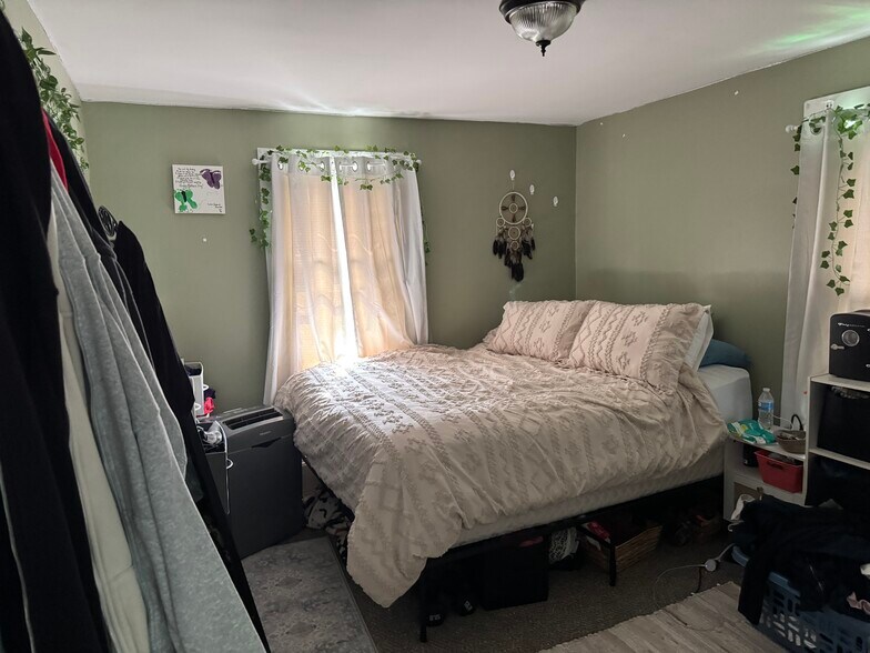 More Photos Of 444 S Meridian St, Ravenna Medical For Sale