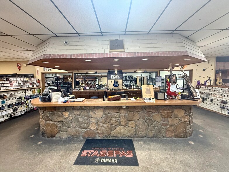 More Photos Of 1109 W Kickapoo Spur St, Shawnee General Retail For Sale