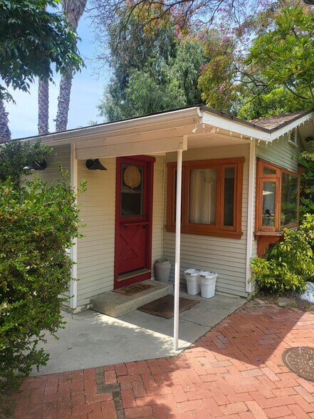 More Photos Of 18552 Erwin St, Tarzana Land For Lease