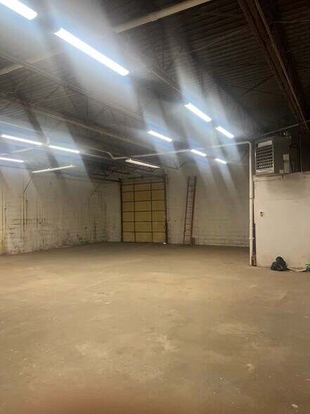 More Photos Of 2211 E 44th St, Indianapolis Flex For Lease