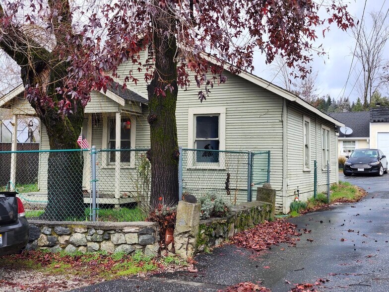 Primary Photo Of 118-120 Scandling Ave, Grass Valley Apartments For Sale