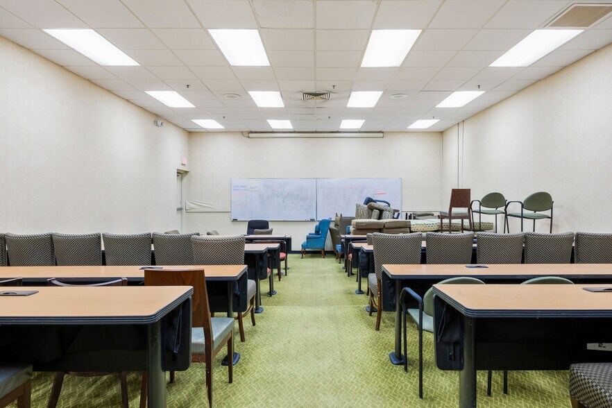 More Photos Of 3 Watervliet Avenue Ext, Albany Hotel For Sale