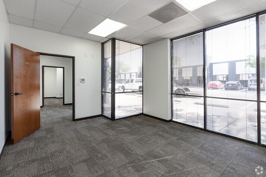 More Photos Of 3212-3214 Belt Line Rd, Farmers Branch Unknown For Lease