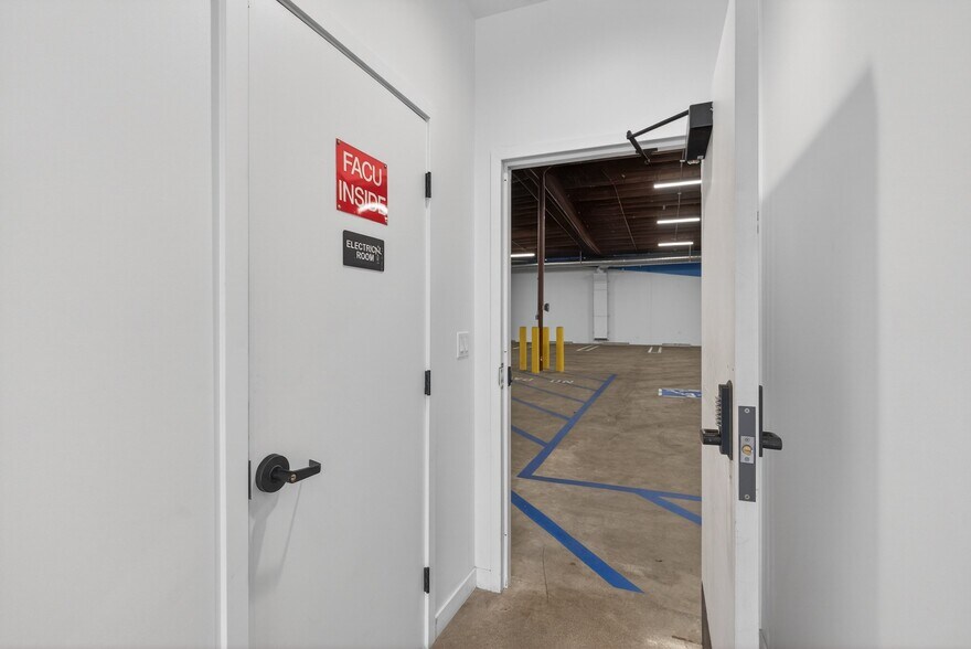 More Photos Of 1322-1326 Obispo Ave, Long Beach Warehouse For Lease