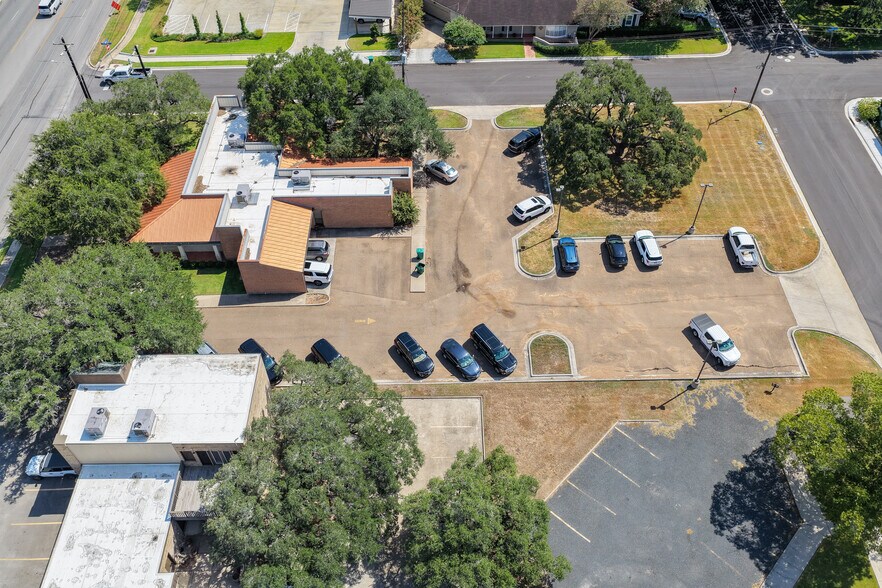 More Photos Of 2501 N Navarro St, Victoria Medical For Sale