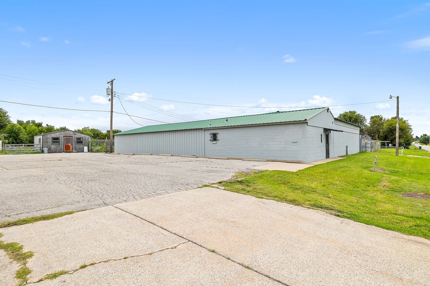 More Photos Of 1401 S Choctaw Ave, El Reno Flex For Lease