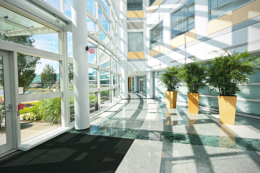 More Photos Of 3000 Lakeside Dr, Bannockburn Office For Lease