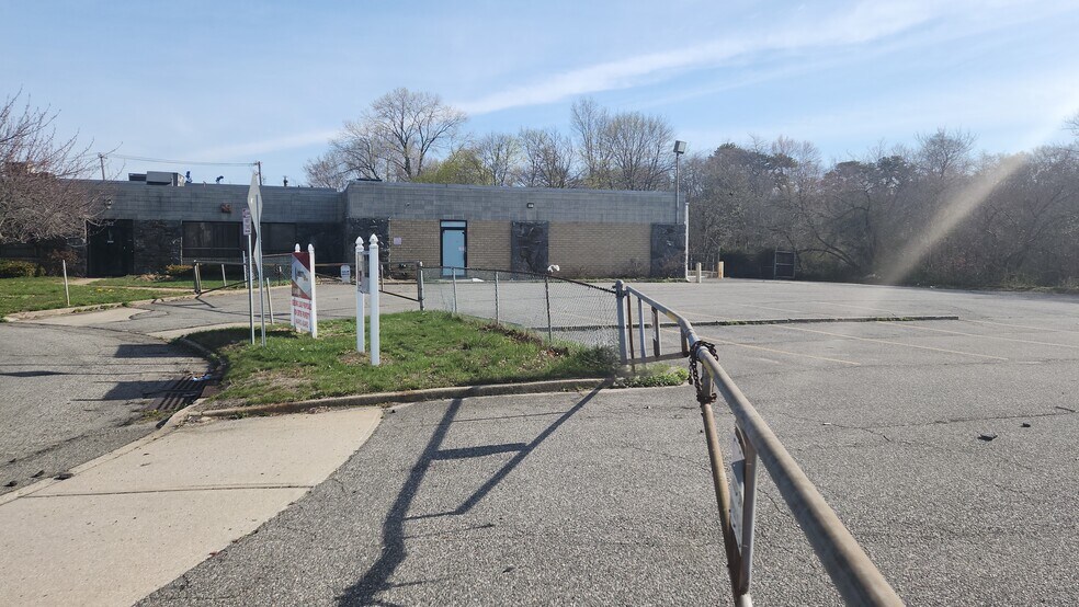 More Photos Of 22 Connor Ln, Deer Park Warehouse For Lease