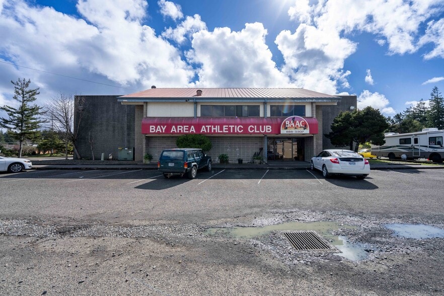 More Photos Of 985 Newmark Ave, Coos Bay Health Club For Sale