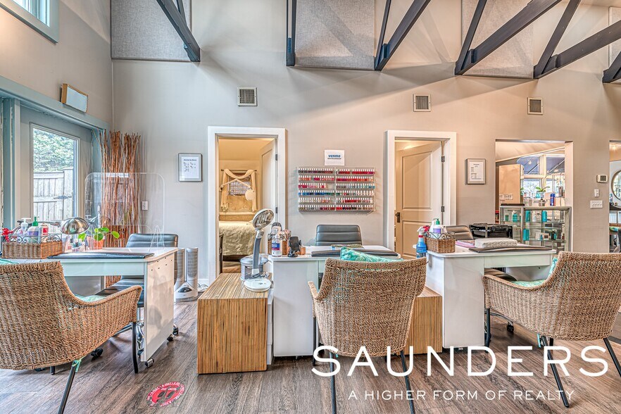 More Photos Of 19 Corwith Ave, Bridgehampton Storefront For Sale