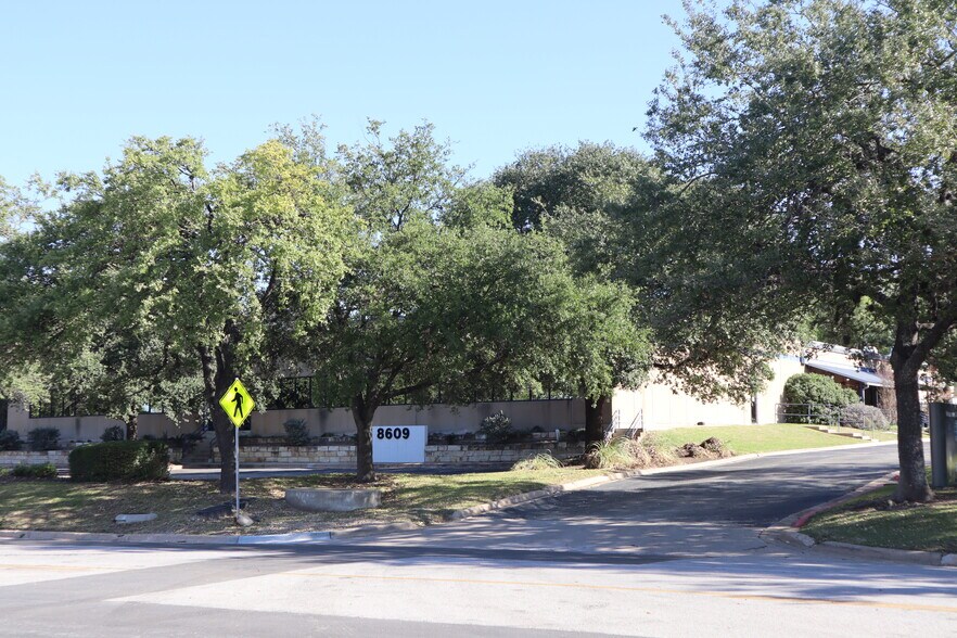 More Photos Of 8609 Cross Park Dr, Austin Office For Lease