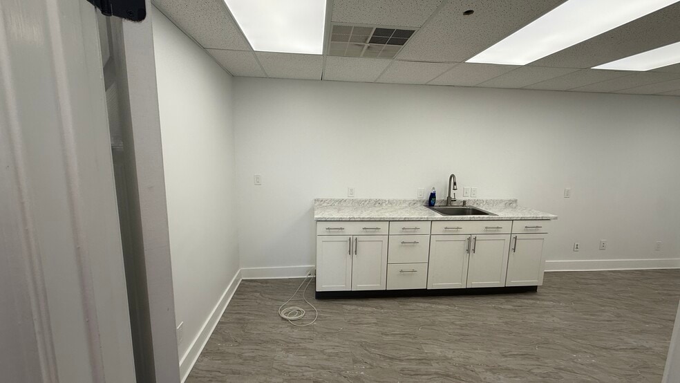 More Photos Of 11801 Brinley Ave, Louisville Medical For Lease
