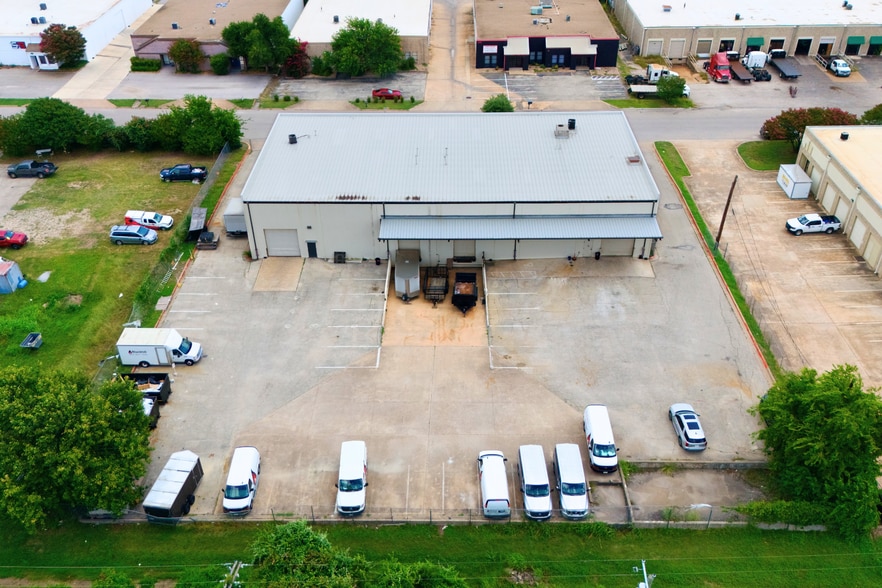 More Photos Of 2004 Lamar Dr, Round Rock Warehouse For Sale