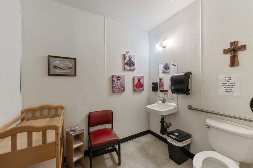 More Photos Of 29 W 1st St, Coquille Restaurant For Sale