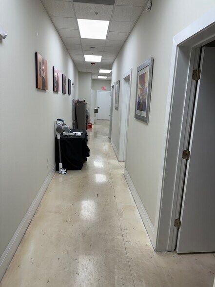 More Photos Of 7140-7176 15th St E, Sarasota Manufacturing For Lease