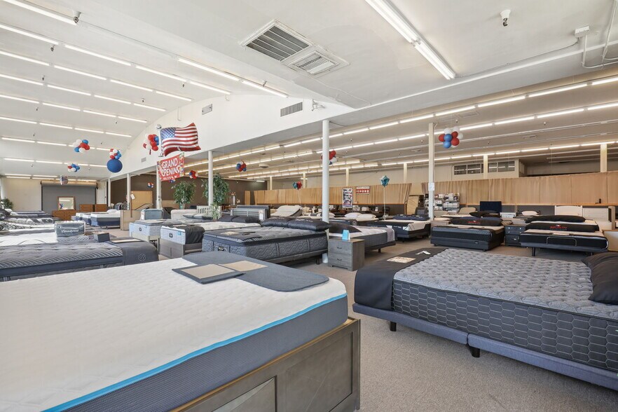 More Photos Of 175 SE Baseline St, Hillsboro Showroom For Sale