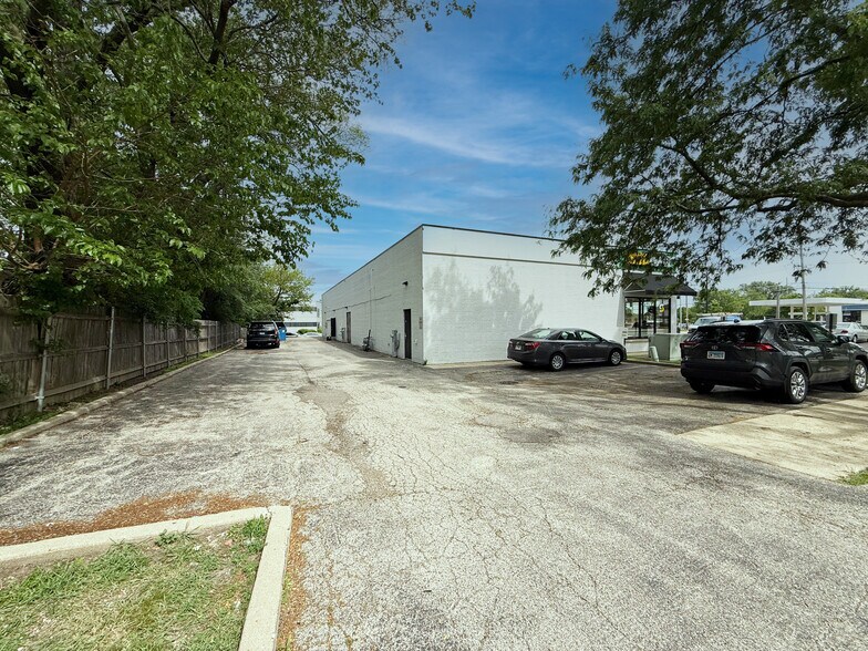 More Photos Of 1910-1990 Central Rd, Rolling Meadows Freestanding For Lease