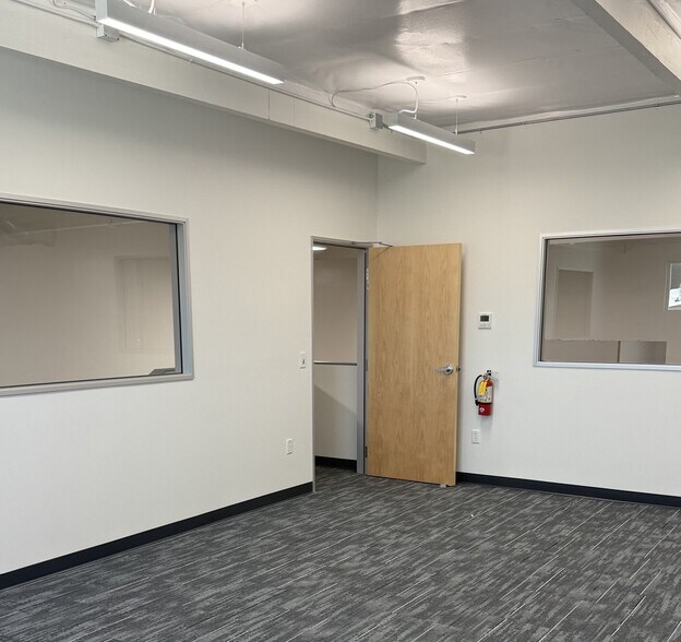 More Photos Of 404-420 Pendleton Way, Oakland Warehouse For Lease