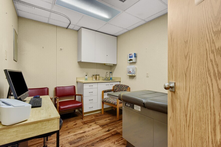 More Photos Of 425 N Highland Ave, Sherman Medical For Sale