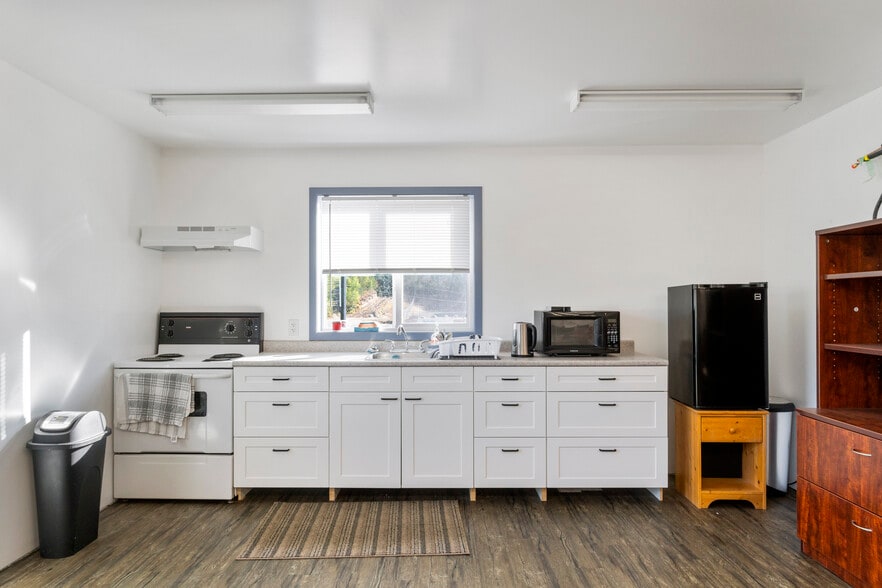 More Photos Of 4141 54 St SE, Salmon Arm Manufacturing For Sale