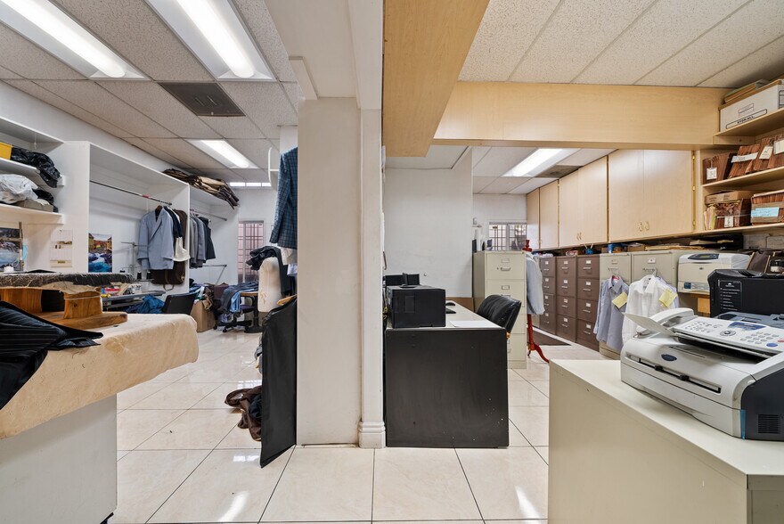 More Photos Of 12437 Ventura Blvd, Studio City Storefront For Lease