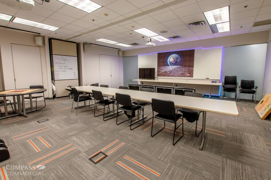 More Photos Of 2999 SW 6th St, Redmond Office For Lease